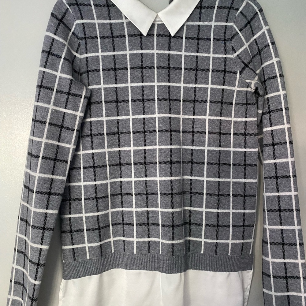 Tahari Gray Knit Top with White Trim - Picture 3 of 5
